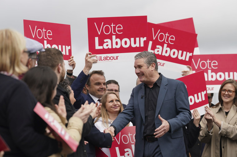El líder laborista Keir Starmer se une a los miembros del partido en Chatham, Inglaterra