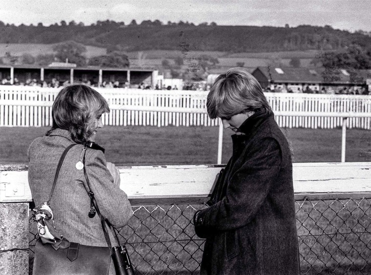 Camilla Parker Bowles, izquierda, y Lady Diana Spencer en el hipódromo de Ludlow en Inglaterra el 24 de octubre de 1980.