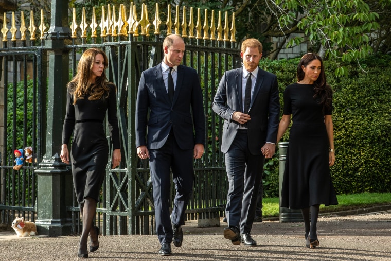 El Príncipe y la Princesa de Gales y el Duque y la Duquesa de Sussex caminan fuera del Castillo de Windsor Windsor