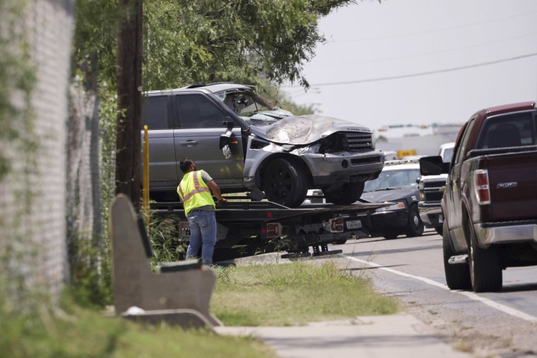پرسنل اورژانس یک وسیله نقلیه آسیب دیده را پس از یک برخورد مرگبار در براونزویل، تگزاس، در 7 می 2023 با خود می برند.