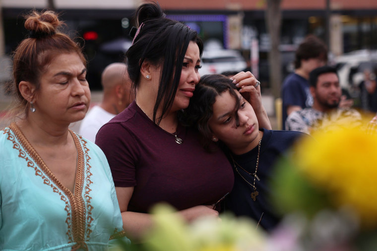 Ocho muertos tras tiroteo en centro comercial de Texas