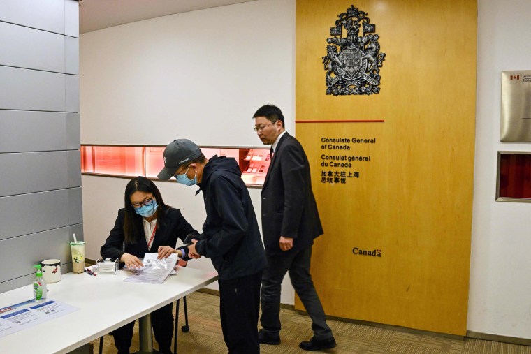 China dijo el 9 de mayo que expulsaría al cónsul canadiense en Shanghái, en un movimiento de ojo por ojo después de que Ottawa anunciara que enviaría a casa a un diplomático chino acusado de intentar intimidar a un legislador. 