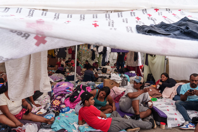 Migrantes acampan frente al Centro de Oportunidades para Personas sin Hogar antes del levantamiento del Título 42 en El Paso, Texas, el miércoles 3 de mayo de 2023. 