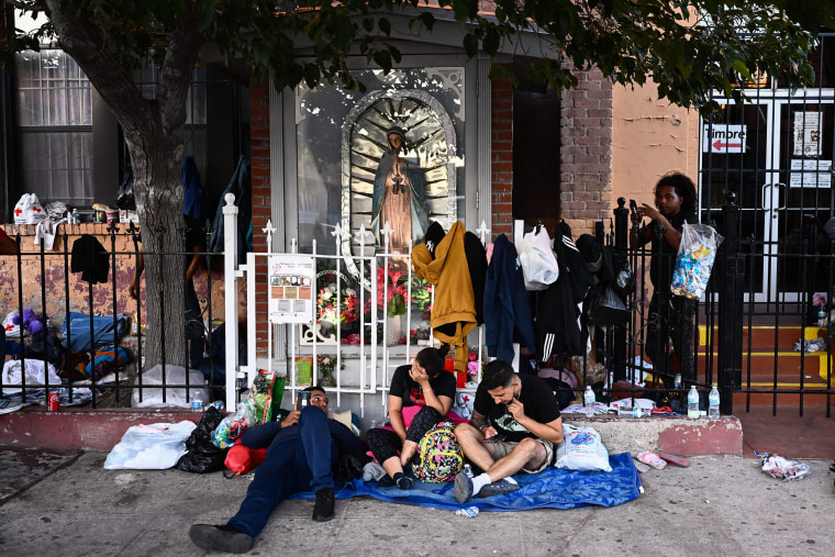 Migrantes acampan frente a la Iglesia del Sagrado Corazón en El Paso, Texas, el 8 de mayo de 2023.