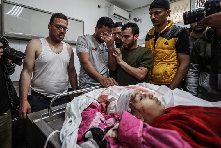 Madouh's relatives mourned in the hospital. It has been reported that 2 more Palestinians were killed in the latest attack by the Israeli army on the Gaza Strip.