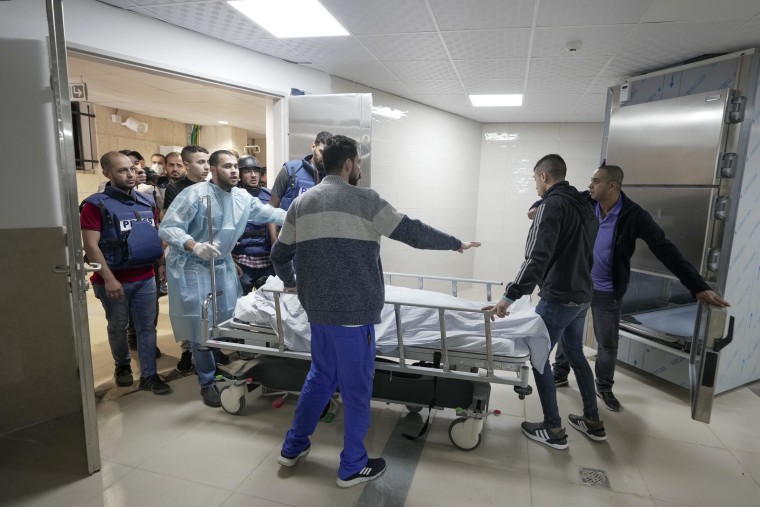     El conocido periodista palestino del canal en árabe de la emisora ​​fue asesinado a tiros mientras cubría una redada israelí en la ciudad ocupada de Jenin, en Cisjordania, dijo el Ministerio de Salud palestino.