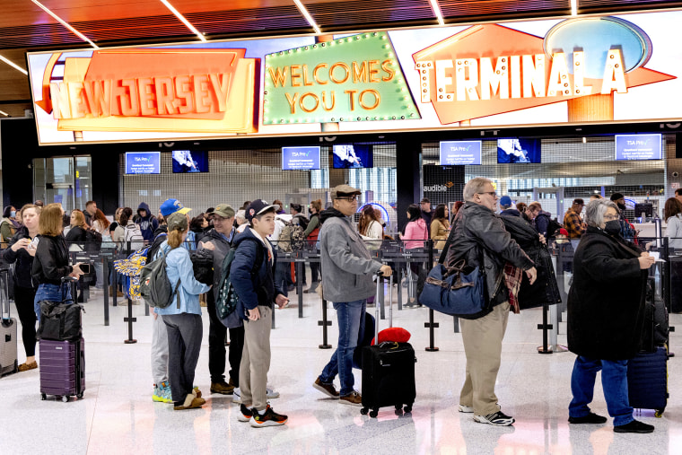 Los viajeros hacen fila para pasar un control de seguridad en la Terminal A del Aeropuerto Internacional Newark Liberty (EWR) en Newark, Nueva Jersey, el 12 de enero de 2023. 