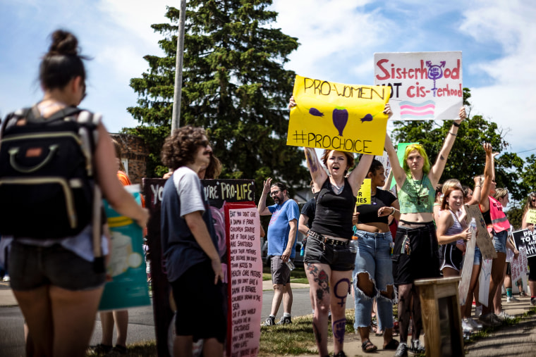 Counter protesters hold sings in favor of abortion and against an anti-abortion prayer circle in Toledo, Ohio on June 25, 2022.