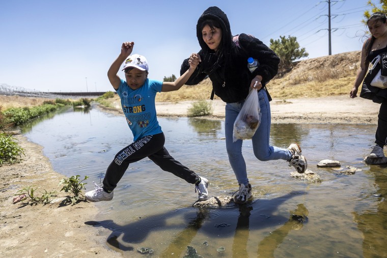 EL PASO, TEXAS - MAY 11: Immigrants step across the Rio Grande from Mexico into the United States on May 11, 2023 in El Paso, Texas. The number of immigrants reaching the border has surged with the end of the U.S. government's Covid-era Title 42 policy, which for the past three years has allowed for the quick expulsion of irregular migrants entering the country. (Photo by John Moore/Getty Images) *** BESTPIX ***