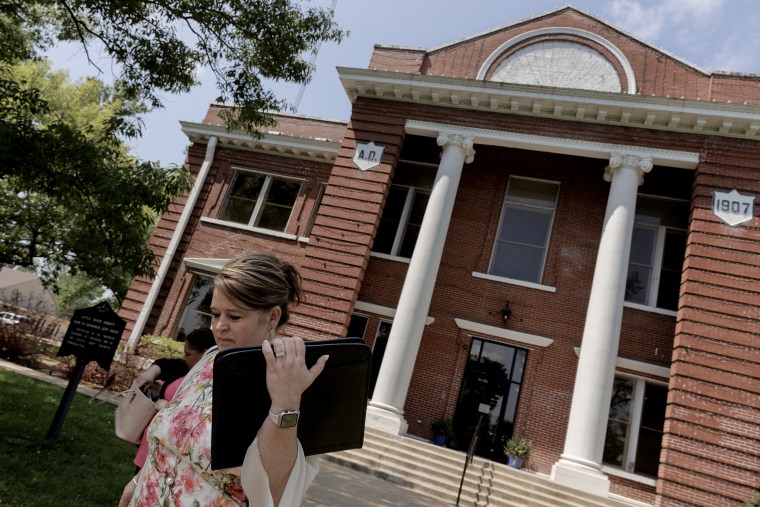 Image: Jana Bradford leaves the Little River County Courthouse in Ashdown, Ark.
