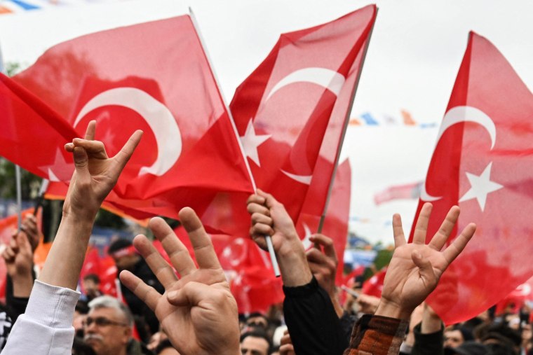 El presidente turco, Recep Tayyip Erdogan, se preparó para reunirse con sus fieles seguidores el 12 de mayo de 2023 para mostrar su fuerza perdurable frente al desafío electoral más difícil en sus dos décadas de gobierno. 