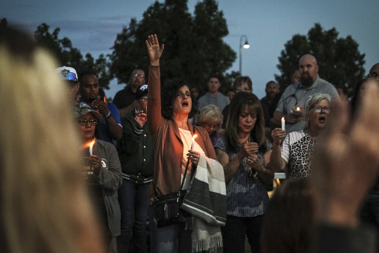 Imagen: miembros de la comunidad cantan durante una vigilia de oración en Hills Church, 15 de mayo de 2023, en Farmington, NM