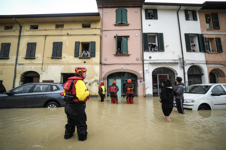 Imagen: Los bomberos hablan con los residentes del pueblo inundado de Castel Bolognese, Italia, 17 de mayo de 2023.