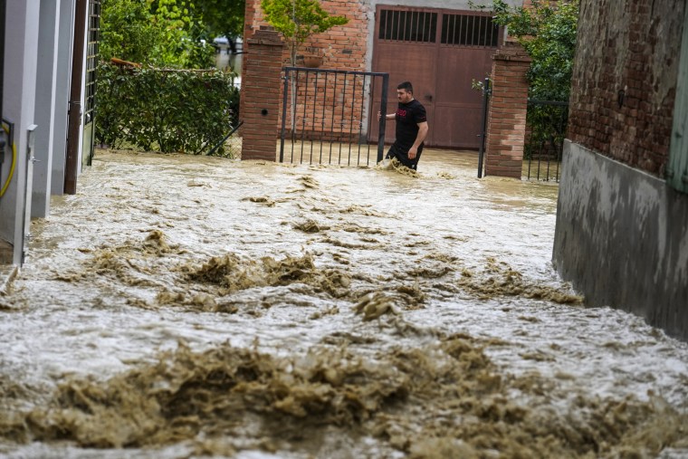 Imagen: Tormentas de agua fangosa bajan por una calle inundada en el pueblo de Castel Bolognese, Italia, 17 de mayo de 2023. 