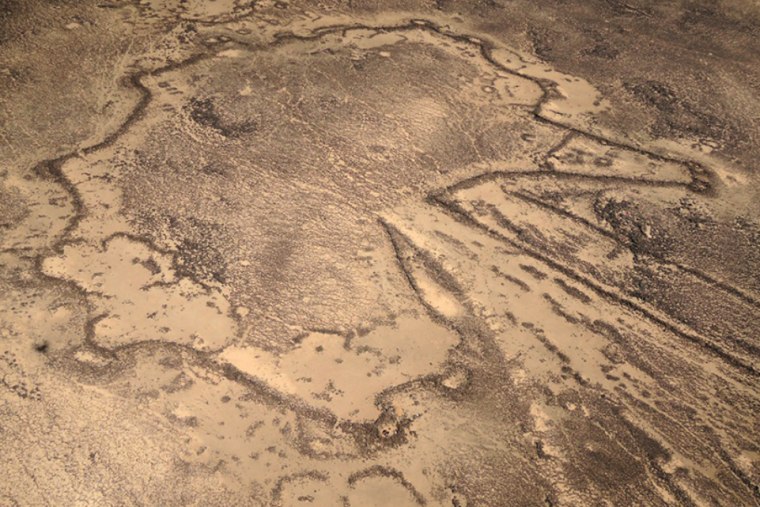 Una imagen aérea de una trampa, o "cometa del desierto," en Harrat al-Shaam, Jordania.  Las enormes estructuras neolíticas fueron diseñadas para capturar manadas de animales.