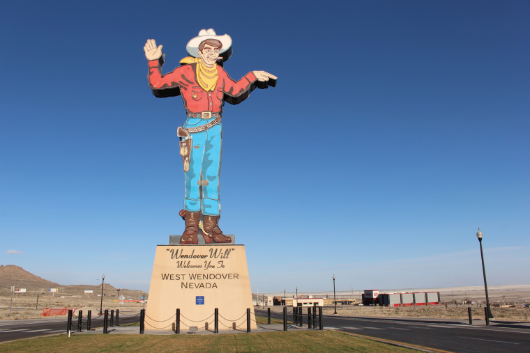 Una estatua de un vaquero llamado "Will Wendover" da la bienvenida a los huéspedes a West Wendover, Nevada