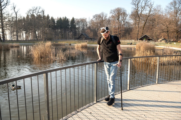 Gert-Jan walks thanks to a system of wireless implants in his brain and spinal cord.