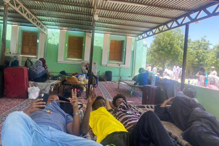 Shaheen y sus amigas duermen en el piso de la mezquita en Wadi Halfa mientras esperan que se procesen las visas.