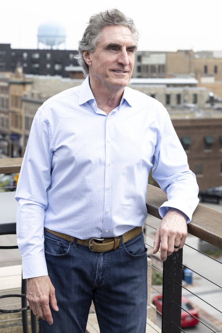 Doug Burgum en la terraza de la azotea de la empresa de desarrollo Fargo que fundó.