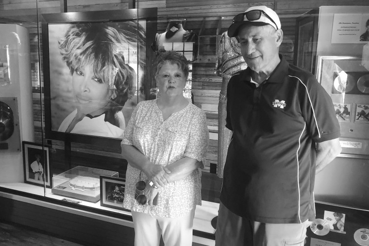 Sherry y Tom Raggett r dentro del Museo Tina Turner en la Escuela Flagg Grove en el Centro del Patrimonio del Delta del Oeste de Tennessee el miércoles 24 de mayo de 2023 en Brownsville, Tennessee. 