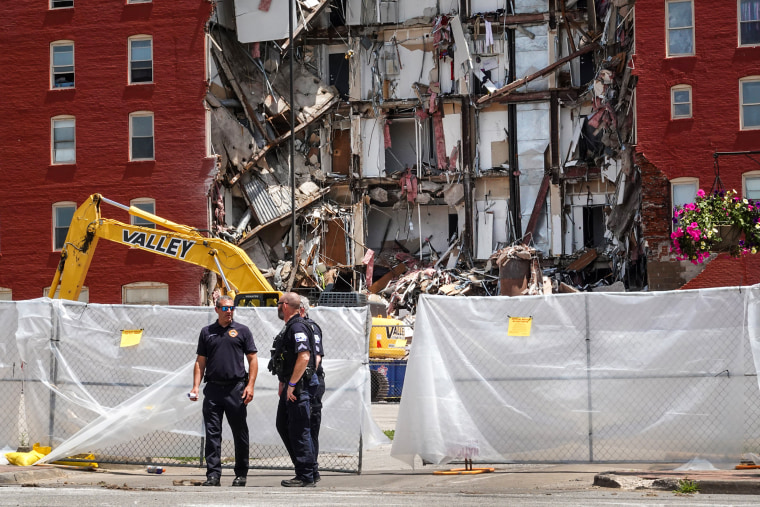 La policía continúa asegurando un edificio de apartamentos de seis pisos el 29 de mayo de 2023 en Davenport, Iowa, después de que colapsara el día anterior.