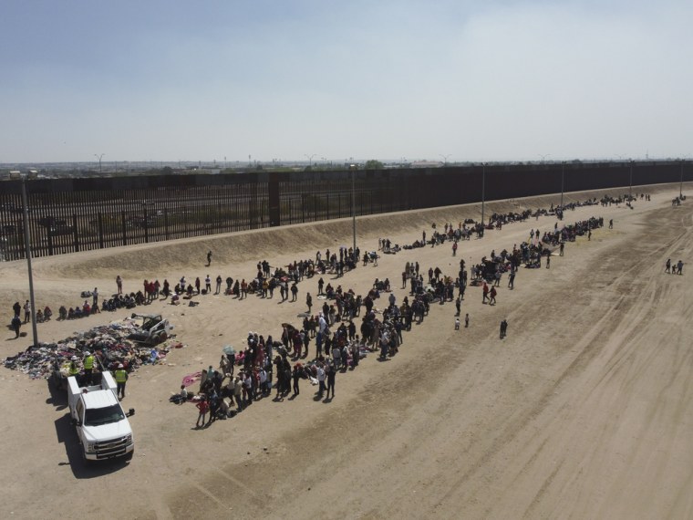 Cientos de migrantes forman colas en paralelo al muro fronterizo en Ciudad Juárez, México, con la esperanza de poder entrar en Estados Unidos antes de que el Título 42 llegue a su fin.
