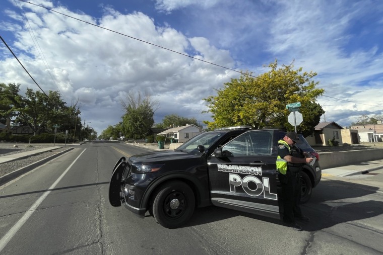 Un policía bloquea el tráfico en Farmington, Nuevo México, tras el tiroteo, el 15 de mayo de 2023.
