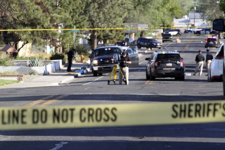 Investigadores en el área del tiroteo en Farmington, Nuevo México, el 15 de mayo de 2023.
