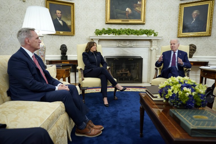 El presidente, Joe Biden, habla con el líder republicano de la Cámara de Representantes, Kevin McCarthy, en presencia de la vicepresidenta, Kamala Harris, durante un encuentro en la Casa Blanca sobre el techo de la deuda, el 16 de mayo de 2023.