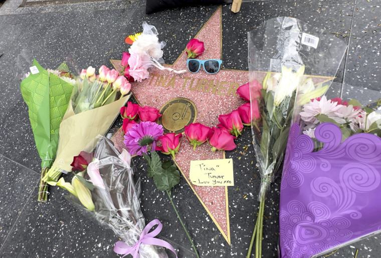 Flores en la estrella de Tina Turner en Hollywood, el 24 de mayo de 2023.
