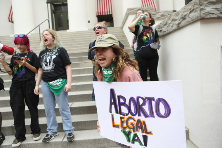Activistas a favor del aborto protestan afuera del Capitolio de Florida, el 3 de abril de 2023.