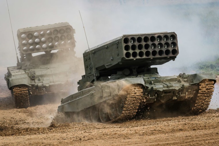 Lanzacohetes equipados con armas termobáricas montados sobre el chasis de un tanque T-72, en una exhibición de armamento en Rusia, en agosto de 2015.