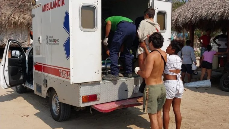 Una ambulancia en Chacahua, Oaxaca, atiende a heridos de un ataque con machete el 12 de mayo de 2023.