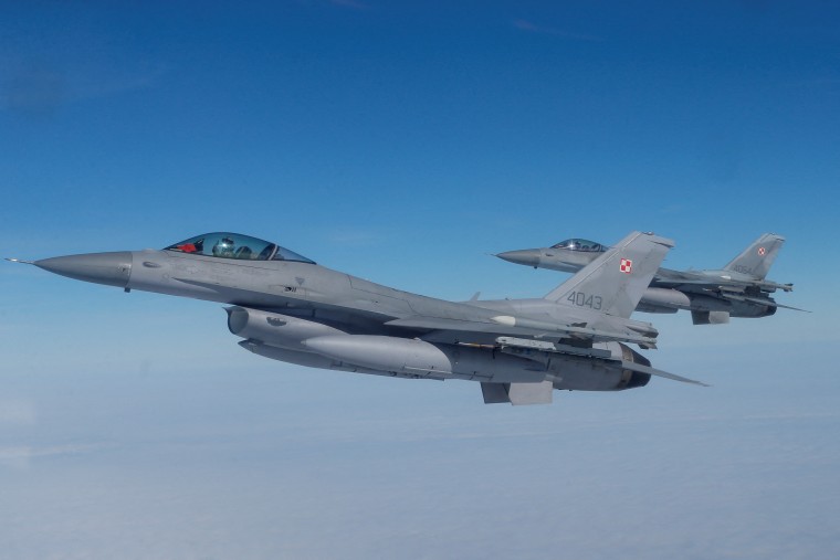 Aviones F-16 sobrevuelan una base aérea polaca durante un evento de demostración de la OTAN, el 21 de marzo de 2023.