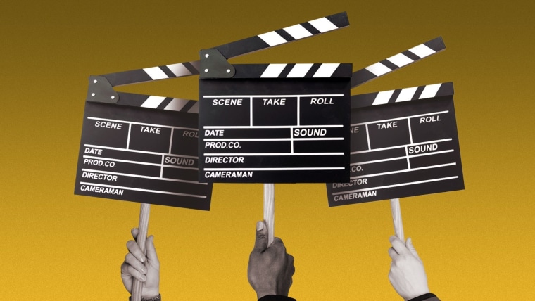 Ilustración de tres manos sosteniendo carteles como de huelga en forma de claqueta o "clapperboard" como la que se usa en el cine para avisar que la cámara comenzó a rodar.