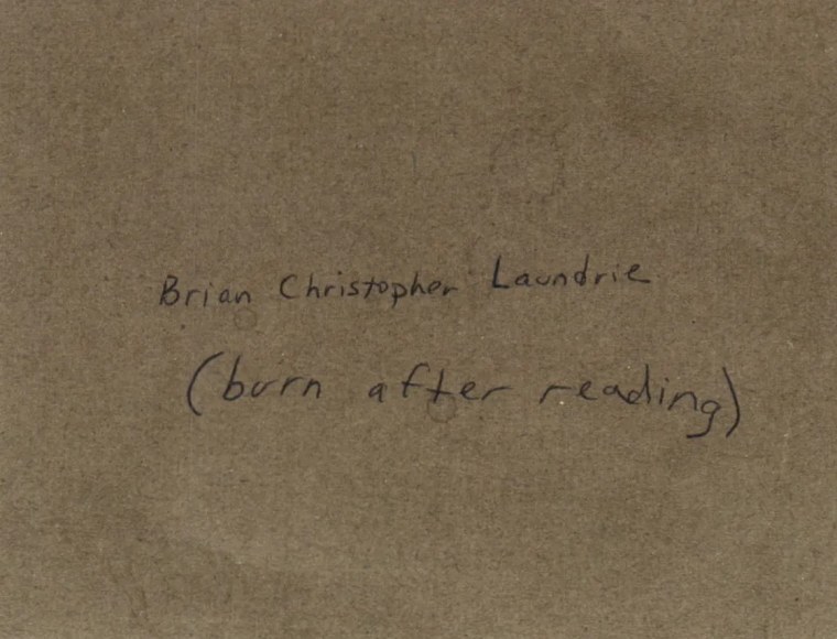 Roberta Laundrie escribió en inglés "burn after reading" ("quemar tras leer", en español) en la carta a su hijo.
