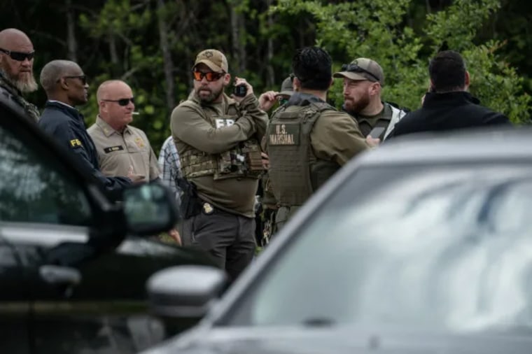 La policía busca al sospechoso a unas pocas millas de la escena donde cinco personas fueron asesinadas a tiros el viernes en Cleveland, Texas.
