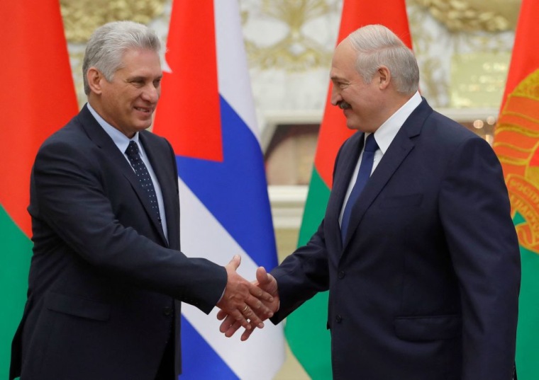 El presidente de Bielorrusia Alexander Lukashenko (derecha) y su homólogo cubano, Miguel Diaz Canel, en Minsk, el 23 de octubre de 2019.