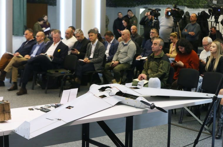 Un drone Sahed 136 de fabricación iraní mostrado por las fuerzas ucranianas durante una rueda de prensa, el 13 de abril de 2023.