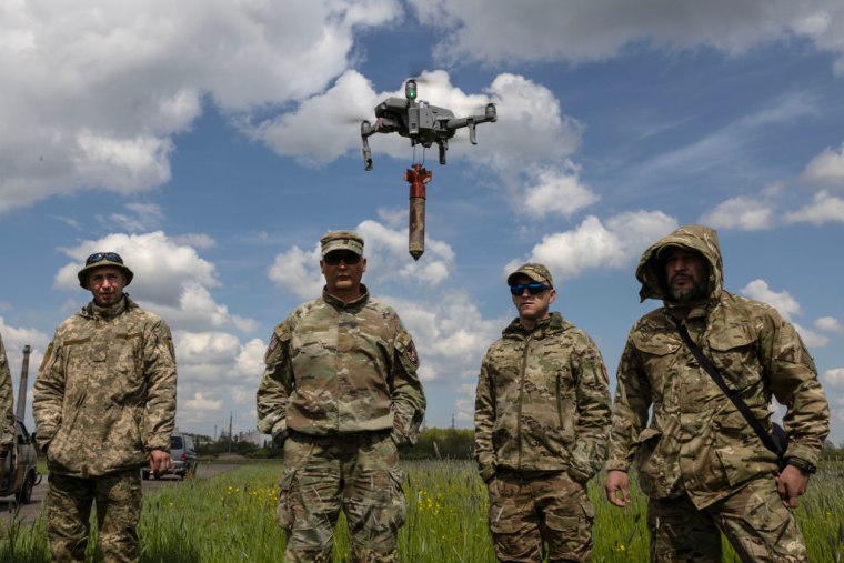 Soldados ucranianos aprenden a usar un drone de combate equipado con bombas.