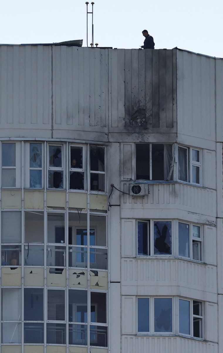 Daños en un edificio de Moscú, supuestamente causados por uno de los drones que este 30 de mayo de 2023 atacaron la capital rusa.