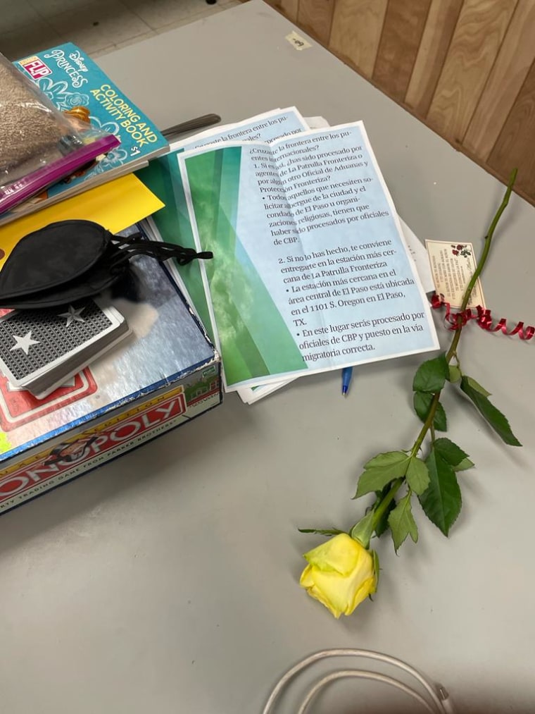Una rosa por el Día de la Madre junto al folleto que la Patrulla Fronteriza repartió entre migrantes para que se entregaran en El Paso, Texas.
