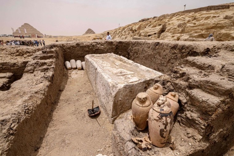Visitantes recorren el yacimiento de la necrópolis de Saqqara, al sur de El Cairo, donde los arqueólogos desenterraron dos talleres de embalsamamiento de personas y animales, así como dos tumbas, el 27 de mayo de 2023.