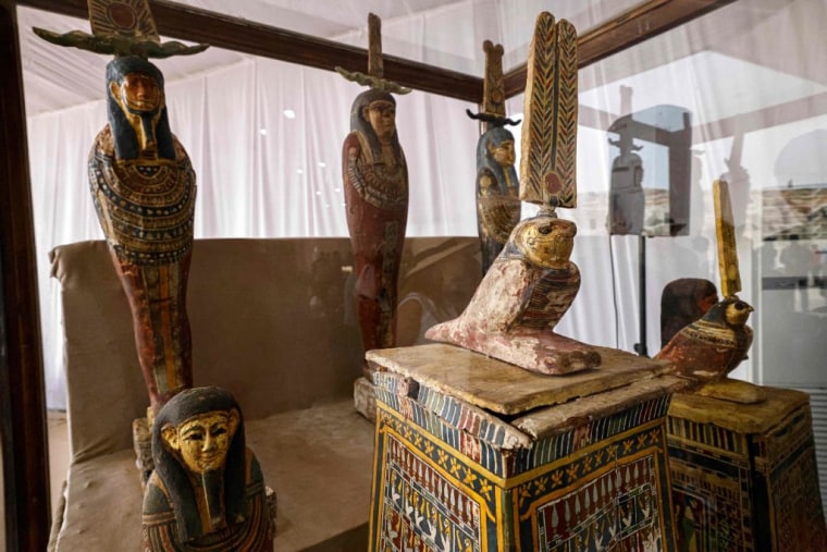 Exposición de objetos recién descubiertos en la necrópolis de Saqqara, donde los arqueólogos desenterraron dos talleres de embalsamamiento de personas y animales, así como dos tumbas, al sur de El Cairo, el 27 de mayo de 2023. 