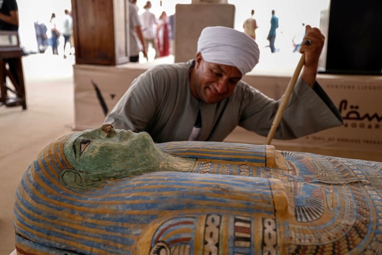 Mostafa Abdo Sadek, supervisor de excavadores,observa un sarcófago recién descubierto en la necrópolis de Saqqara, donde los arqueólogos desenterraron dos talleres de embalsamamiento de personas y animales, así como dos tumbas, al sur de El Cairo, el 27 de mayo de 2023. 