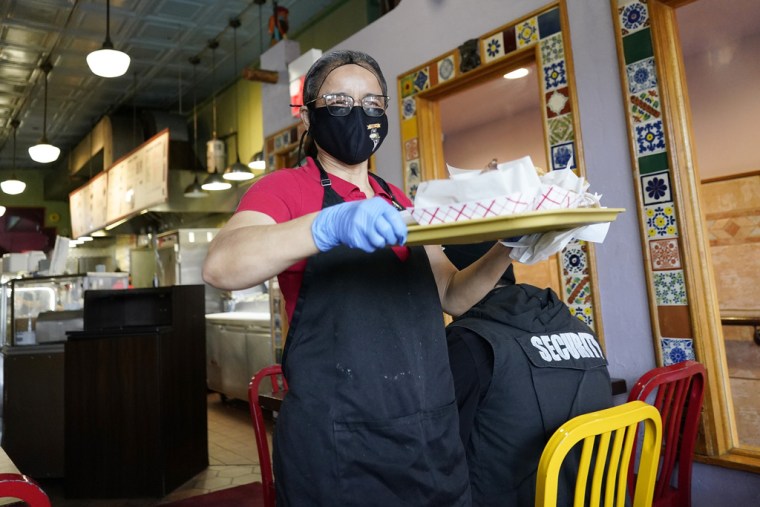 Una camarera sirve comida en un restaurante de Chicago, Illinois, el 23 de marzo de 2023.