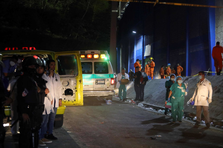 Fallecen 9 personas en estampida en un estadio de El Salvador, según la Policía