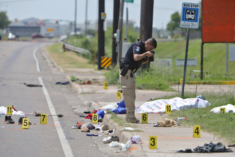 Un agente fotografía el lugar donde la camioneta embistió al grupo que esperaba en la parada de autobús en Brownsville, Texas, el 7 de mayo de 2023.