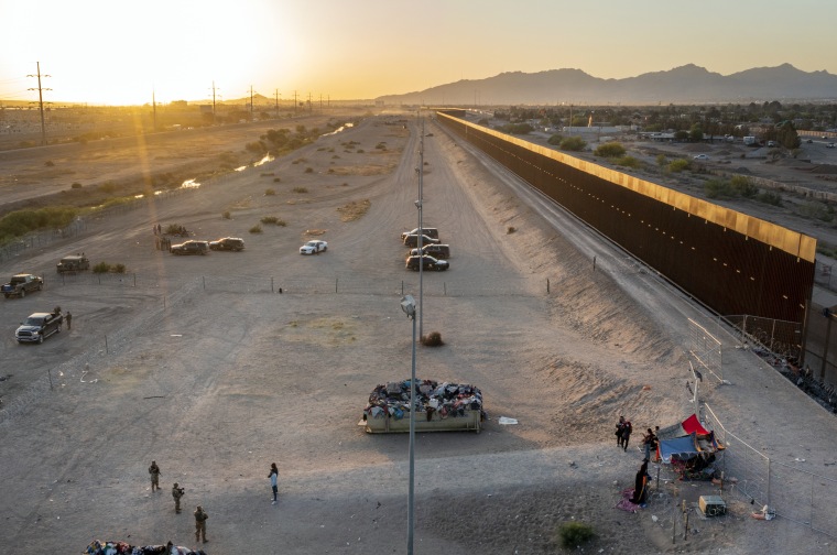 Migrantes acampan afuera de una entrada en la frontera con México, en El Paso, Texas, el 12 de mayo de 2023.