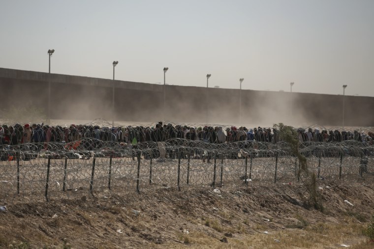 Migrantes hacen fila en la frontera de México con Estados Unidos, el 9 de mayo de 2023.